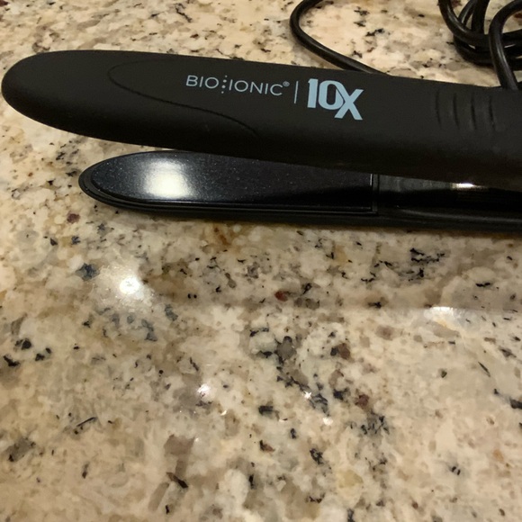 NEW Bio Ionic 10X Styling Iron, Hair Straightener with 1" Sonic Vibrating Plates - Picture 2 of 3